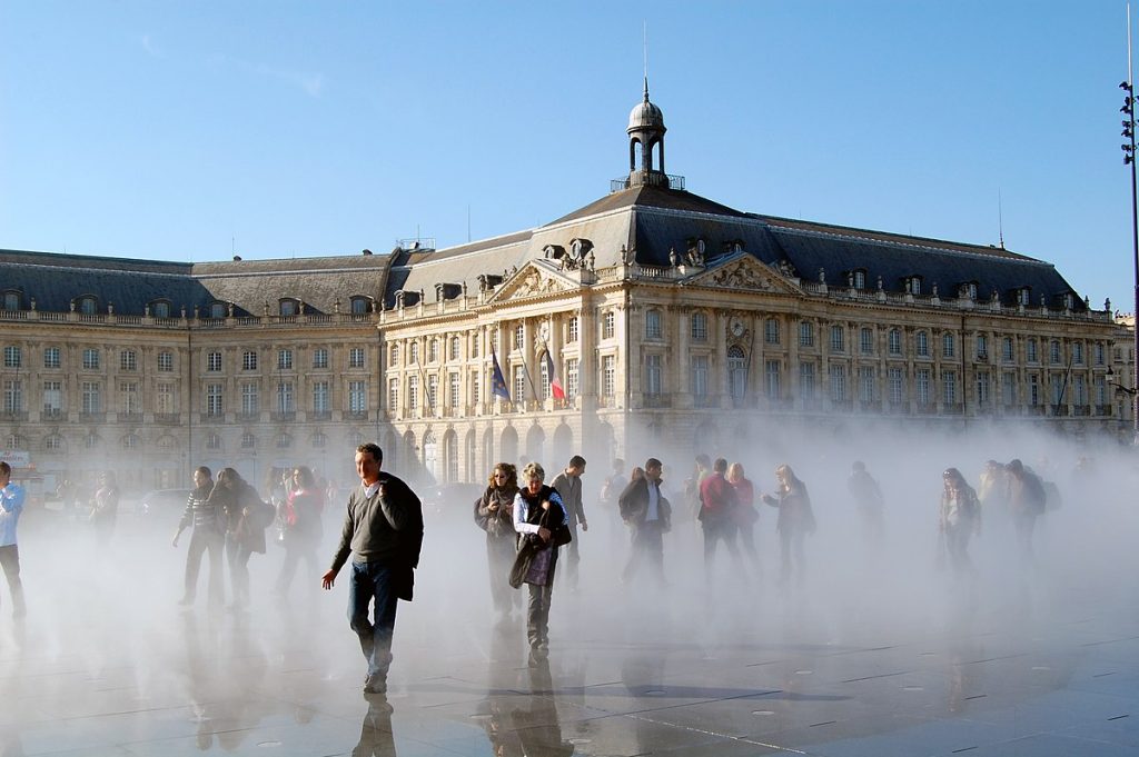 © Le miroir d'eau sera aussi une bonne solution de fraîcheur face à cette canicule - Wikipédia