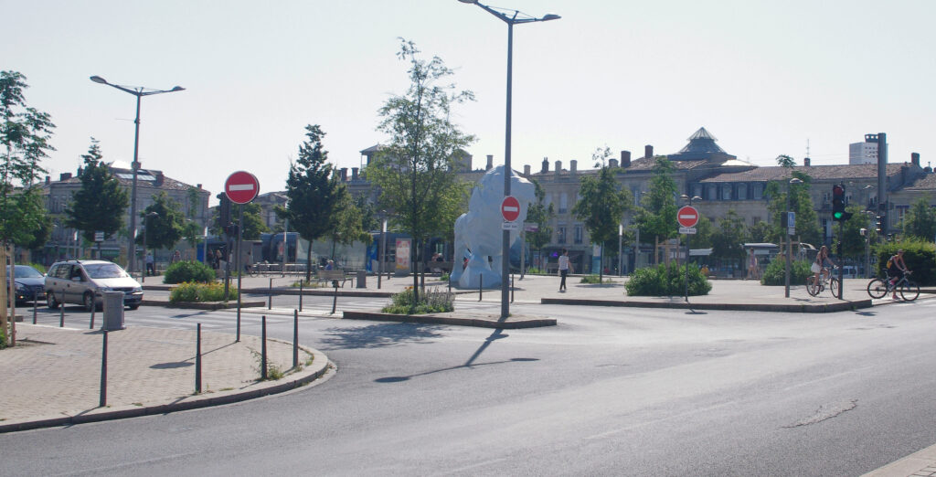 © Les commerçants et les habitants du quartier craignent "un passage en force" - Wikipédia