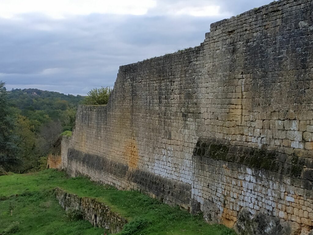 © Les remparts sont aussi en dangers avec les fissures - Mission Patrimoine/Remparts de Domme