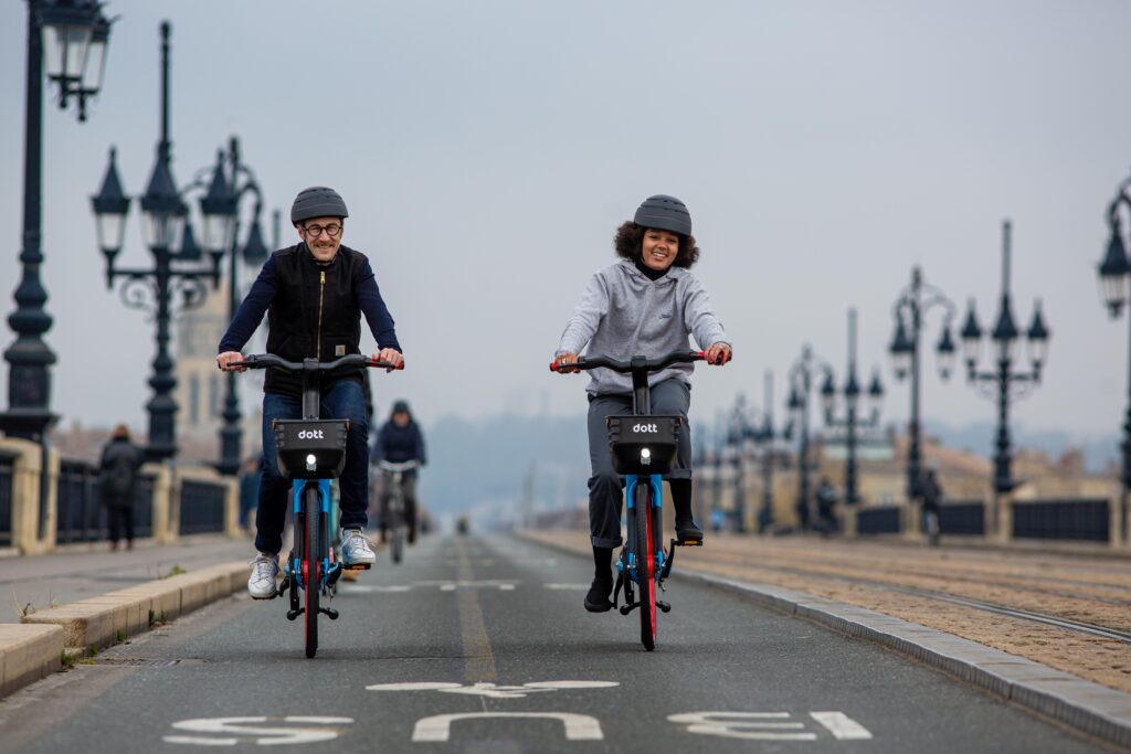 Les vélos électriques Dott sur le Pont de Pierre 