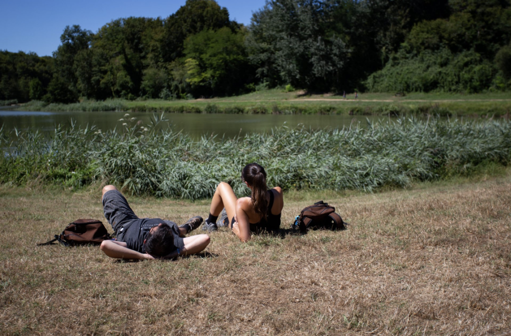 © Un petit repos en bord de lac pour se changer les idées est toujours agréable - Gironde Tourisme