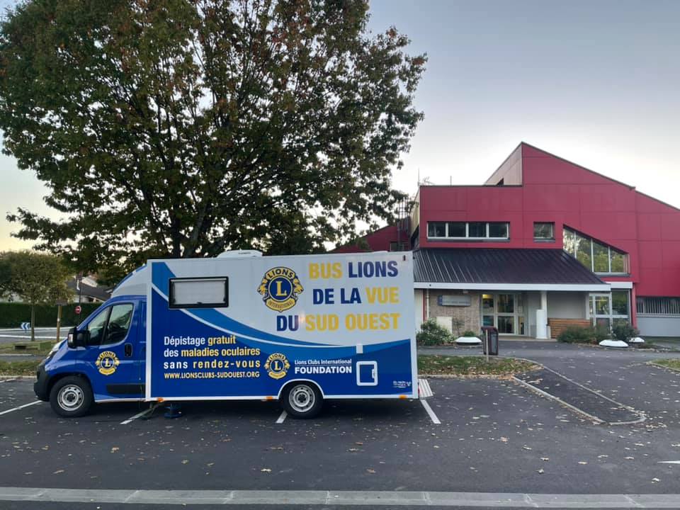 © Le bus de la vue traverse les villes et les villages pour permettre à un maximum de personnes d'avoir accès à un dépistage gratuit - Lions Club Sud-Ouest