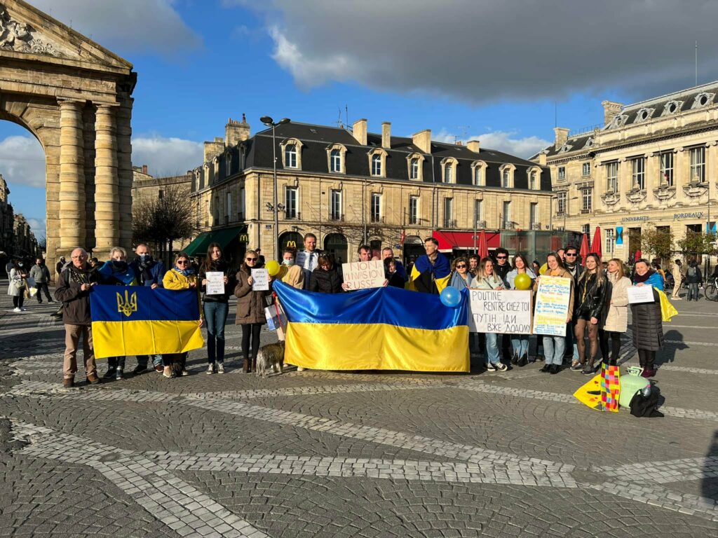 © Des manifestations s'organisent chaque semaine pour demander l'arrêt de la guerre en Ukraine - Ukraine Amitié