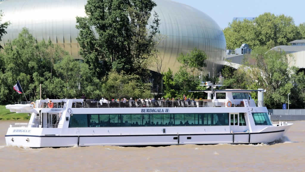© Un bateau moderne et panoramique pour proposer un événement d'un genre nouveau à Bordeaux - Croisières Burdigala