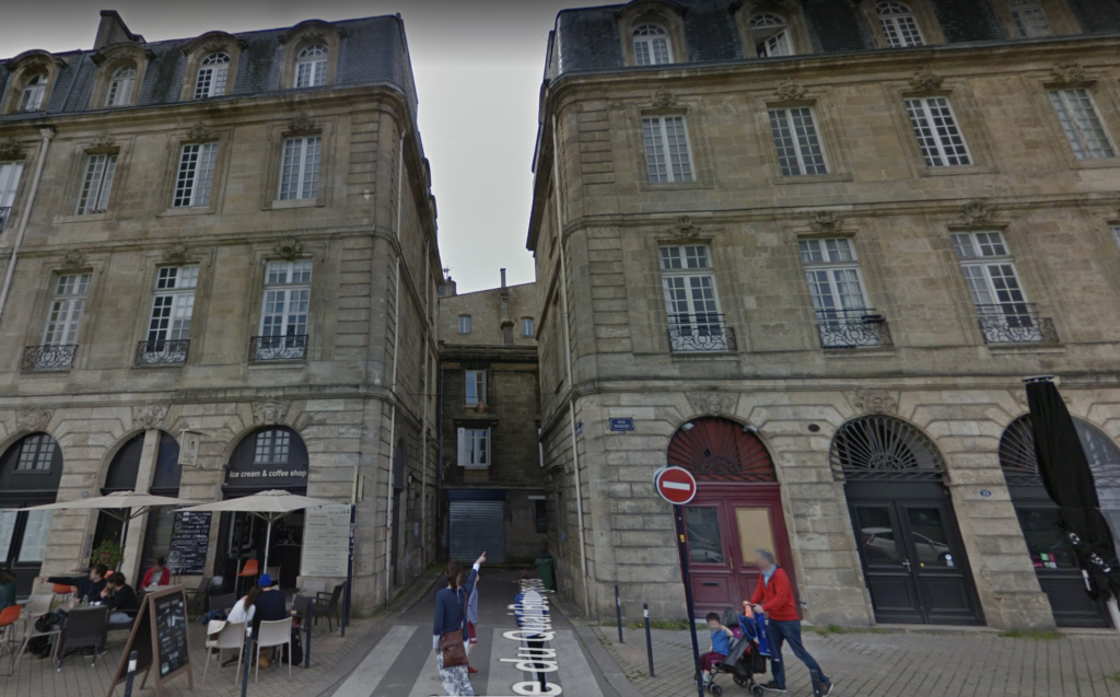 © Depuis quelques semaines une fissure grimpe le long de la façade et menace structurellement l'immeuble - Google Maps