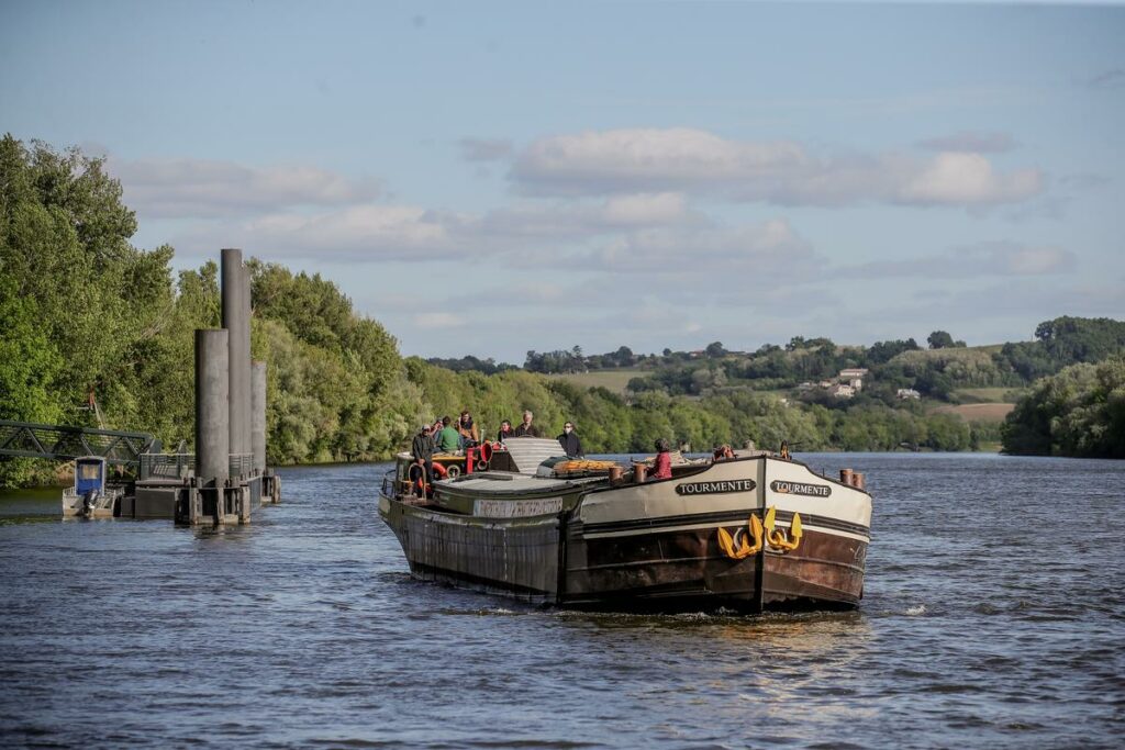 © Depuis l'année dernière et sa première escapade, la péniche a connu une évolution pour devenir un moyen de transport à part entière - Vivre le canal