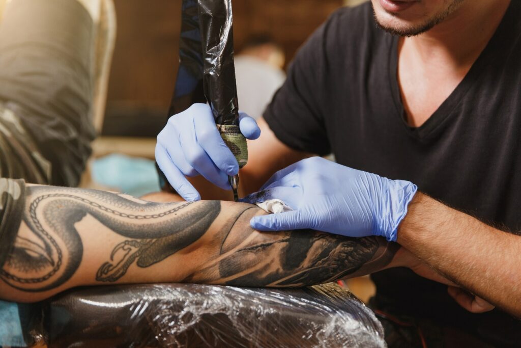 © Cette année marque le retour en grande pompe du tatouage à Bordeaux après un an sans événement - Freepik