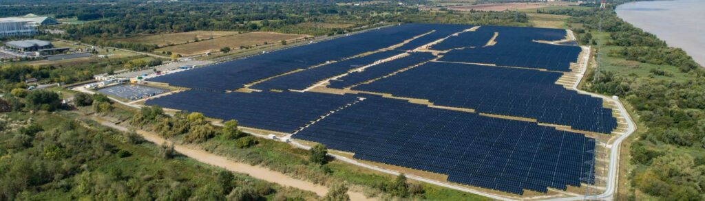 © La ferme solaire de Labarde est l'une des principales zones de production d'énergie solaire à Bordeaux - Ferme solaire de Labarde