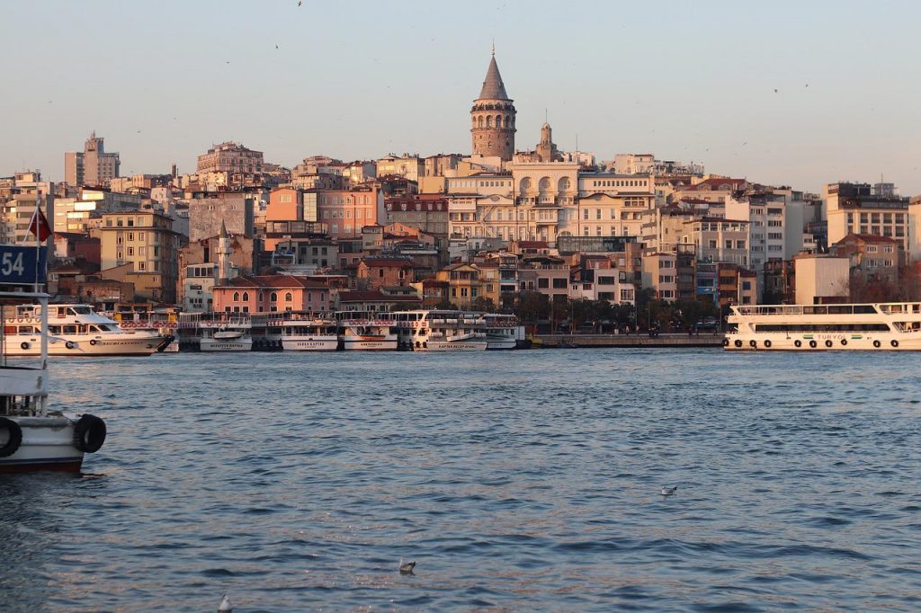 © Les levers et les couchers de soleil sont toujours un moment unique à Istanbul, faisant ressortir la beauté de la ville au bord de l'eau -Pixabay