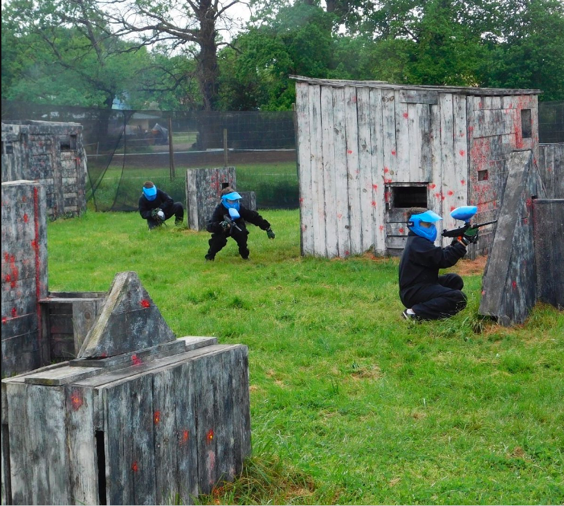 © Des bâtisses de tous types sont réparties sur le terrain - Paintball Bordeaux Mérignac