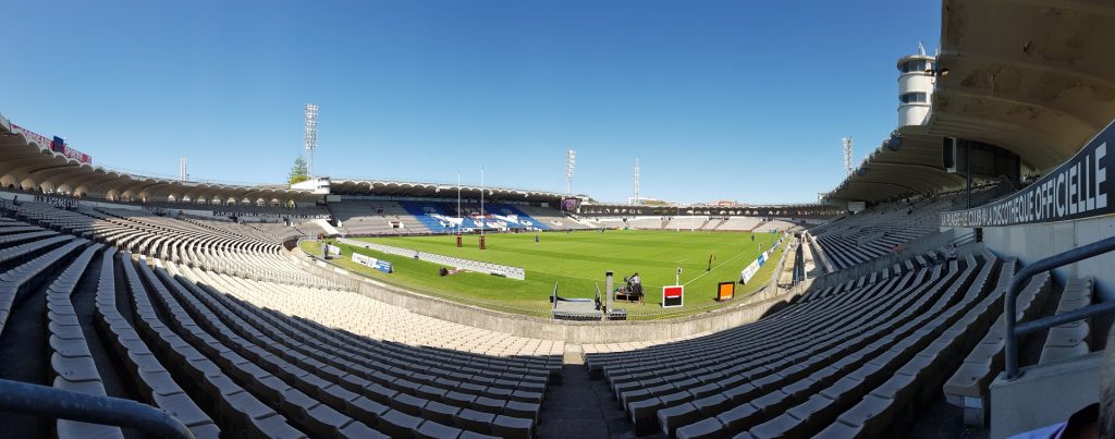 © Le stade peut accueillir plus de 30 000 personnes - Wikipédia