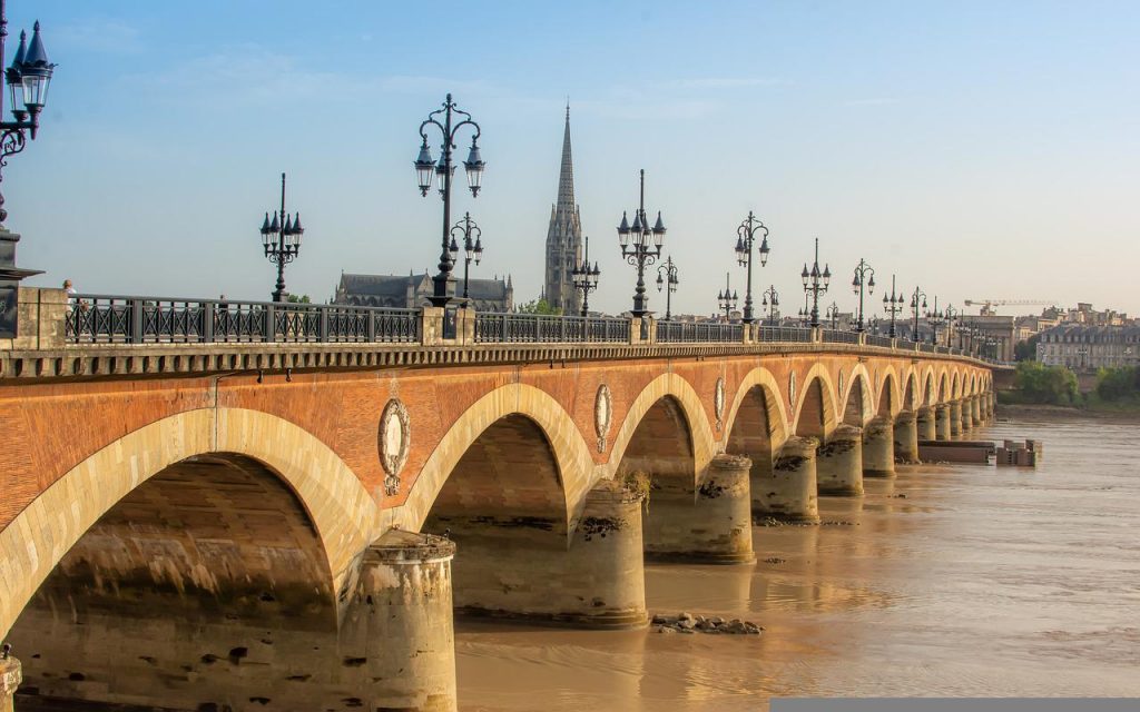 © Pendant tout le mois d'août le pont de pierre va devoir réorganiser sa circulation - Pixabay