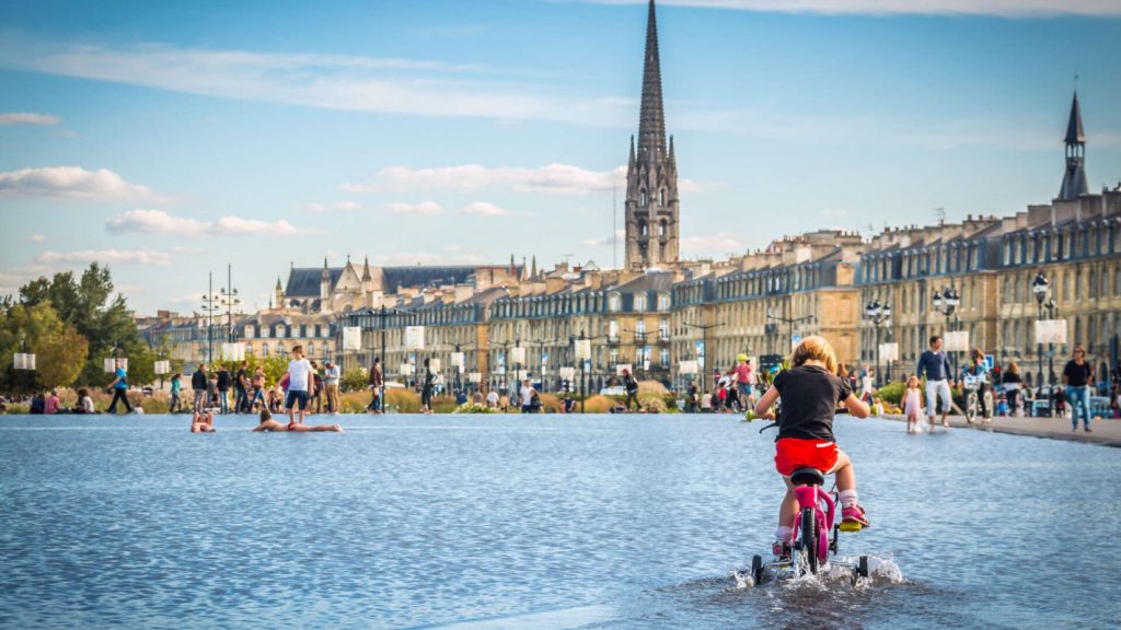 © Le Miroir d'eau de Bordeaux sera un allié de choix pour les fortes chaleurs de la semaine prochaine - Bordeaux Tourisme