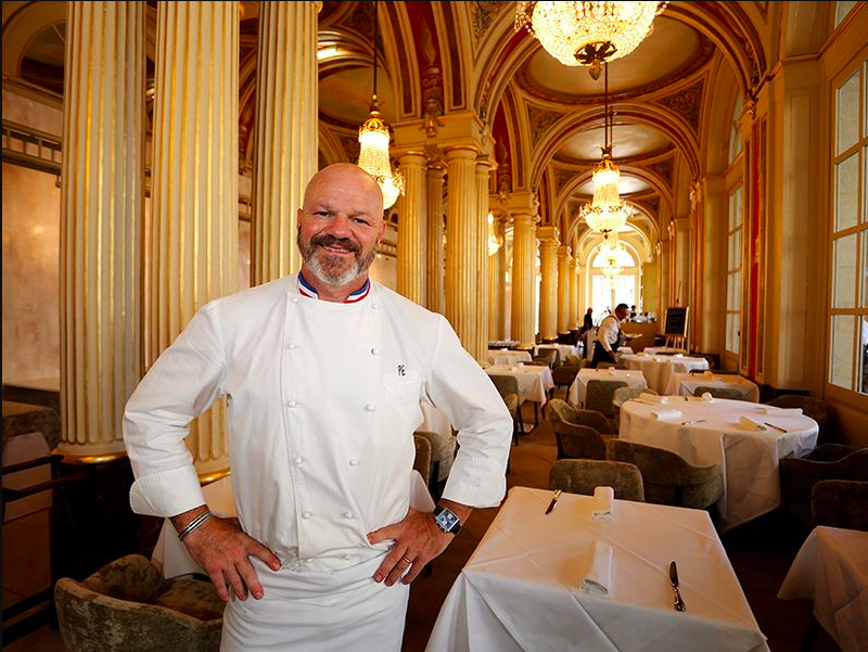 © Philippe  Etchebest posant dans son restaurant, le 4ème mur - Télé star