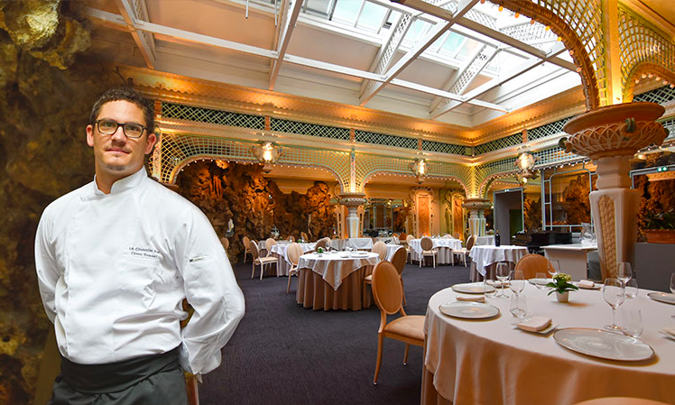 © Cédric Bobinet posant dans son restaurant, le Chapon fin - Ma ville à moi