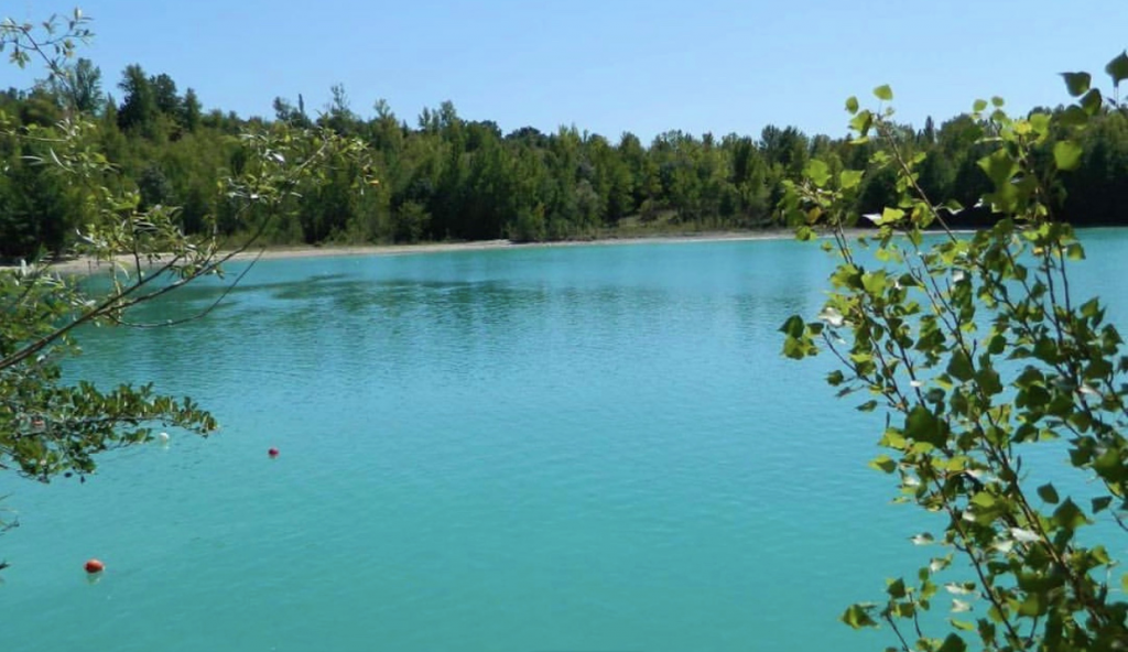 © Une plage nichée au milieu des domaines viticoles bordelais qui rend l'endroit unique et préservé - Les Terres Blanches Espinet