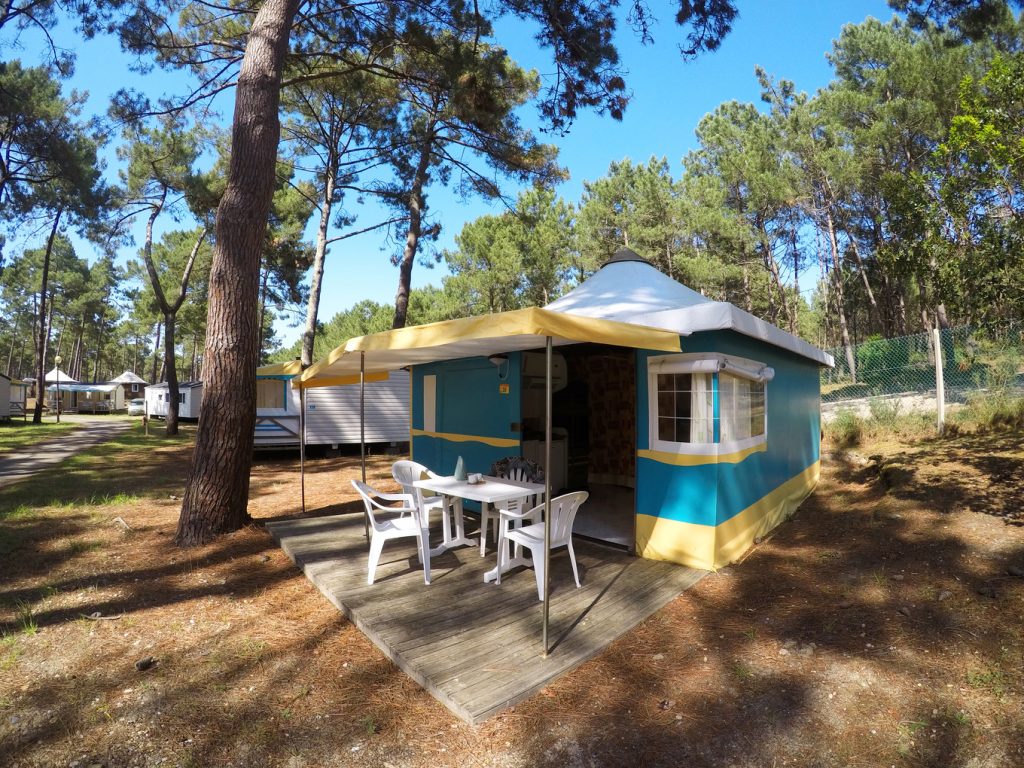 Situé à 400 mètres du Lac de Sanguinet dans les Landes, le camping Le Langeot promet un séjour dépaysant à vivre en famille ou amis !