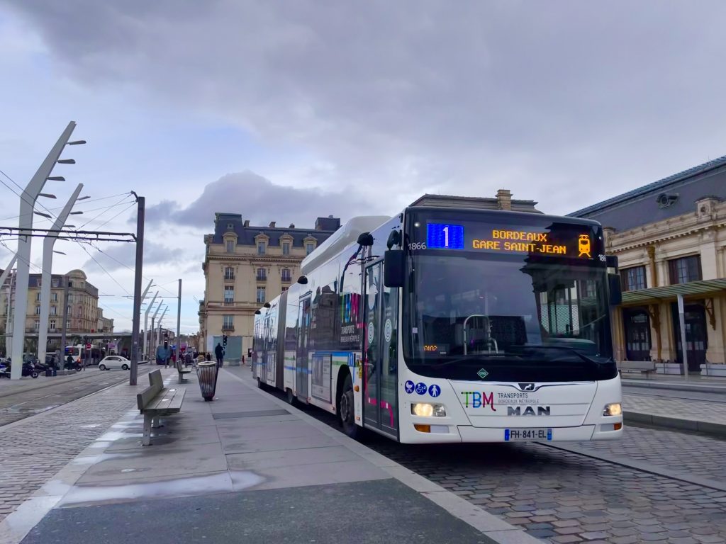 © Il sera désormais possible de faire les trajets gare/aéroport ou rive droite/gare sans changer de tram et sans prendre de bus - Wikipédia