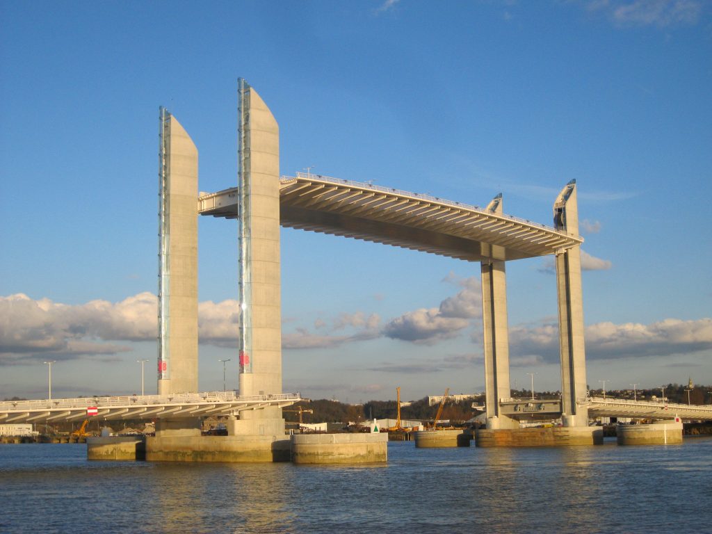 © Des perturbations sont à prévoir en septembre et en octobre sur le pont Chaban-Delmas - Wikipédia