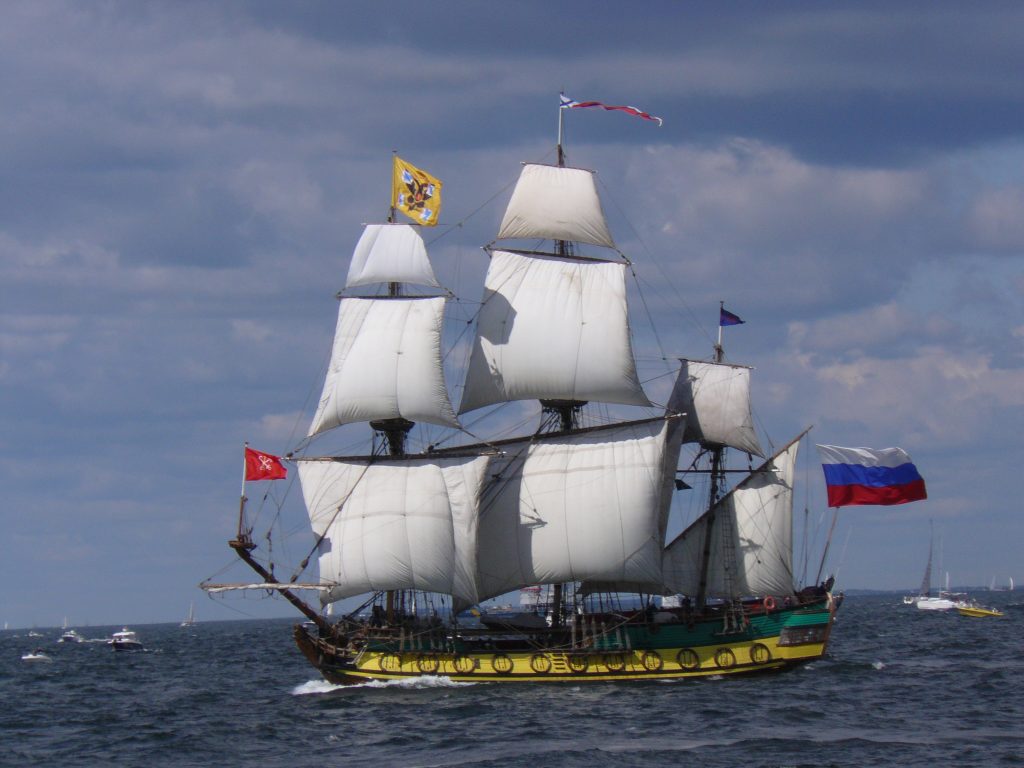 © Depuis le début du conflit le bateau affiche aussi le drapeau ukrainien en signe de soutien - Wikipédia