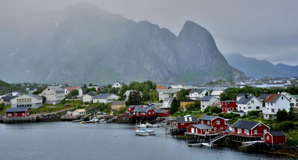 © Les villes et villages de Norvège sont pour la plupart proches de l'eau et très calme - Pixabay