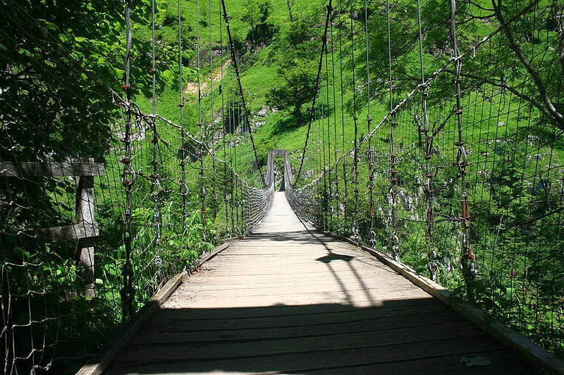 © La passerelle d'Holzarté fait penser aux ponts suspendus présents au Népal - Ville de Larrau