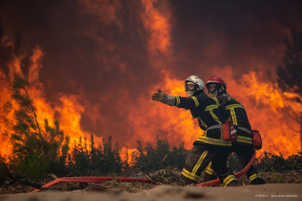 © Depuis une semaine nos sapeurs-pompiers luttent contre deux feux qui ont à l'heure actuelle détruit 19 000 Ha - SDIS33/Facebook
