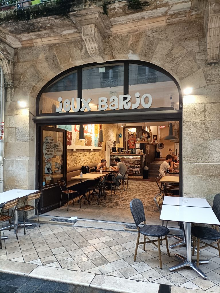 Rendez-vous à Jeux Barjo, le bar à jeux le plus central et le plus connu de Bordeaux ! 