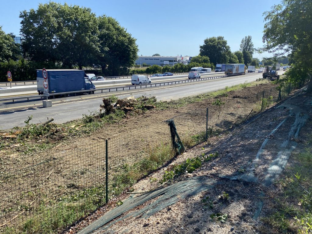 © Les travaux de la nouvelle portion de la rocade bordelaise entraînent la destruction de certains arbres - Bouger à Bordeaux/Fabien