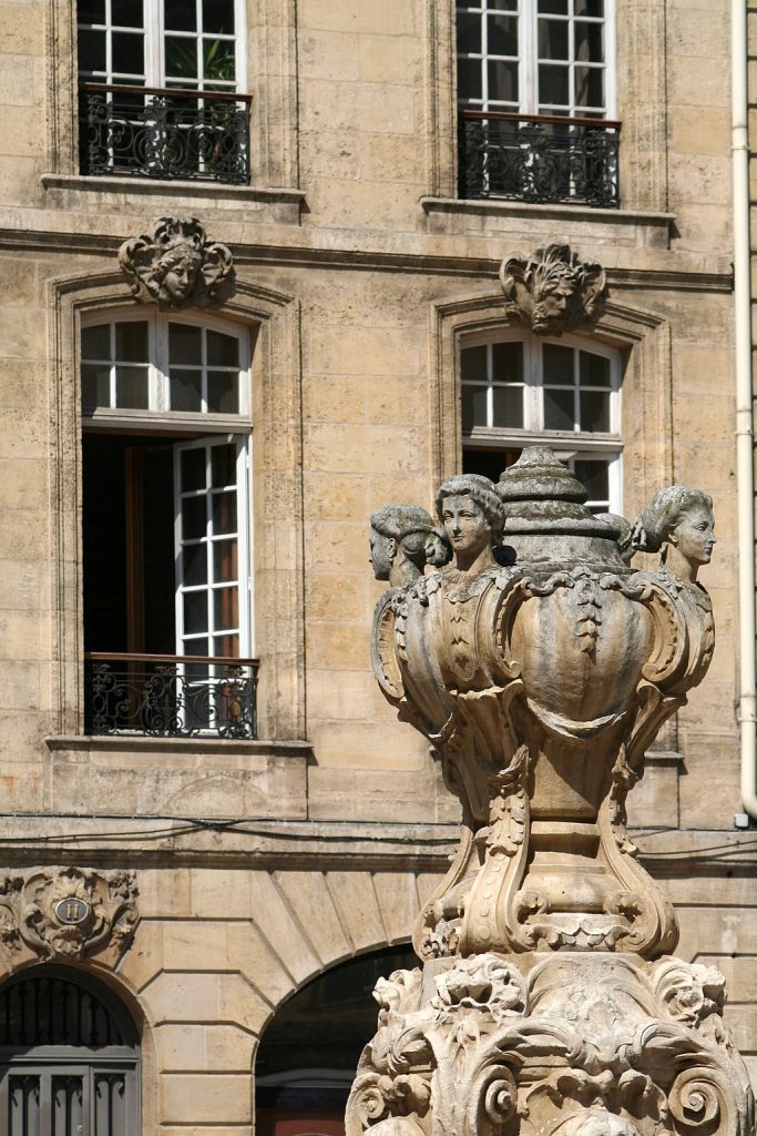 © La fontaine, même si apparu beaucoup plus tard a été créé dans le même style que les bâtiments - Wikipédia