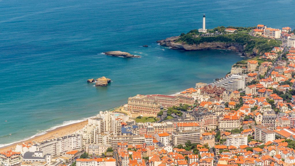 © La société propose des vols panoramiques du Pays basque, une activité originale pour découvrir cette région - Biarritz hélicoptère