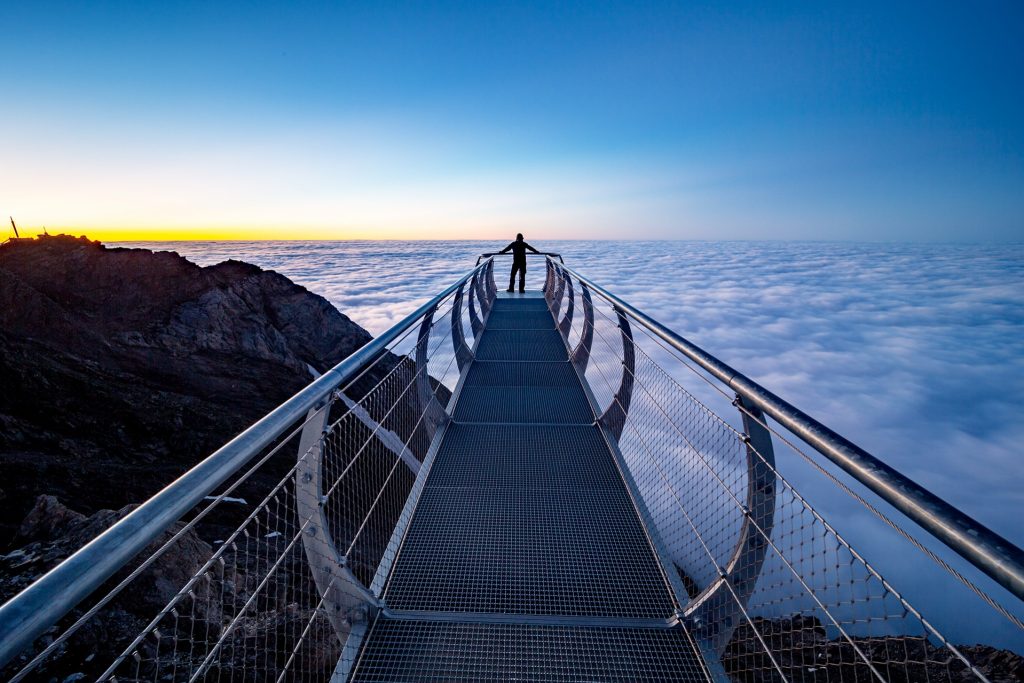 © Avec le lever du soleil, une mer de nuages est observable depuis le ponton de l'observatoire - Pic du Midi