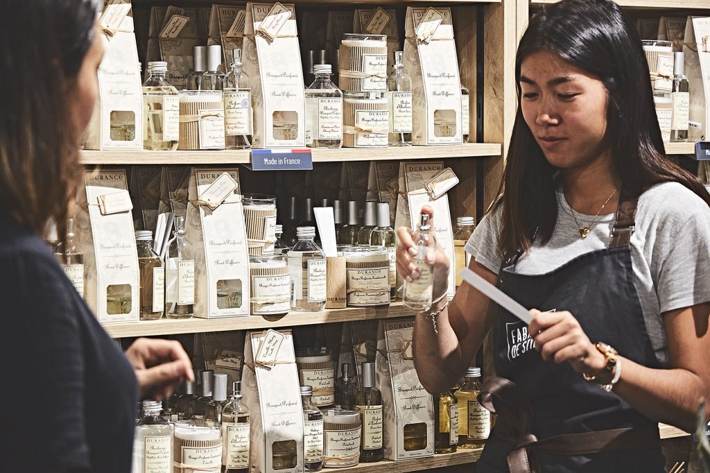 Dans cette boutique de 400m2 située Cours de l’Intendance à Bordeaux, nos yeux se perdent parmi les 5000 produits que l’on rêve de ramener à la maison. 