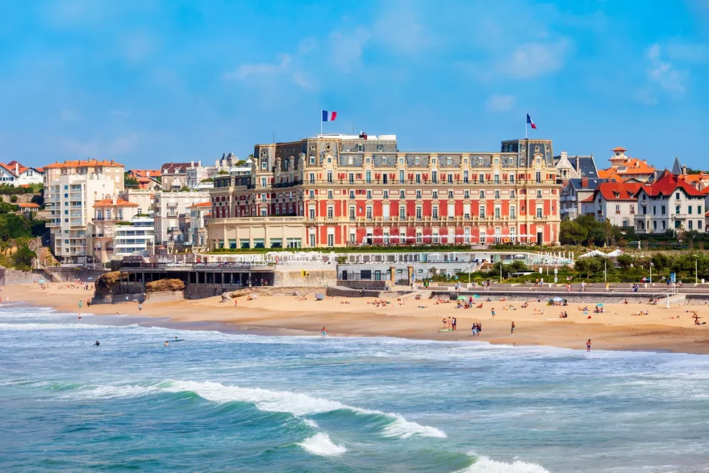 © La Nouvelle-Aquitaine attire de nombreuses personnes pour les vacances grâce à ses décors diversifiés - Adobe Stock