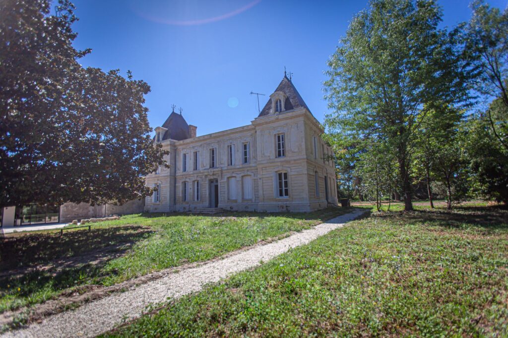 Le Château des Dauphins est lieu comprenant jardins partagés, espace de co-living, restaurant, salle d’événementiel.. À 15 min de Bordeaux !