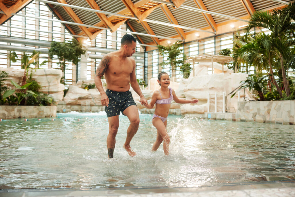 Niché à tout juste 1h30 de Bordeaux, se cache un nouveau domaine où il fait bon de s’évader. Bienvenue chez Center Parcs Les Landes de Gascogne !