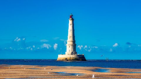 Majestueux, maritime, historique, emblématique, élégant, centenaire, côte atlantique, lumineux, symbole, patrimoine.