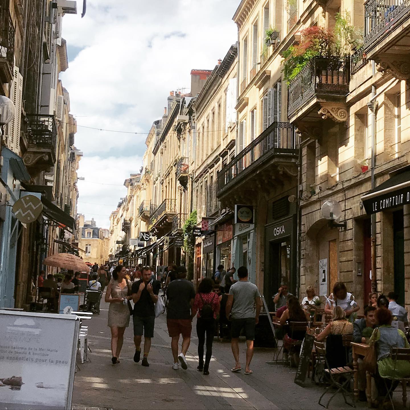 La rue des Remparts, une rue commerçante et historique de Bordeaux