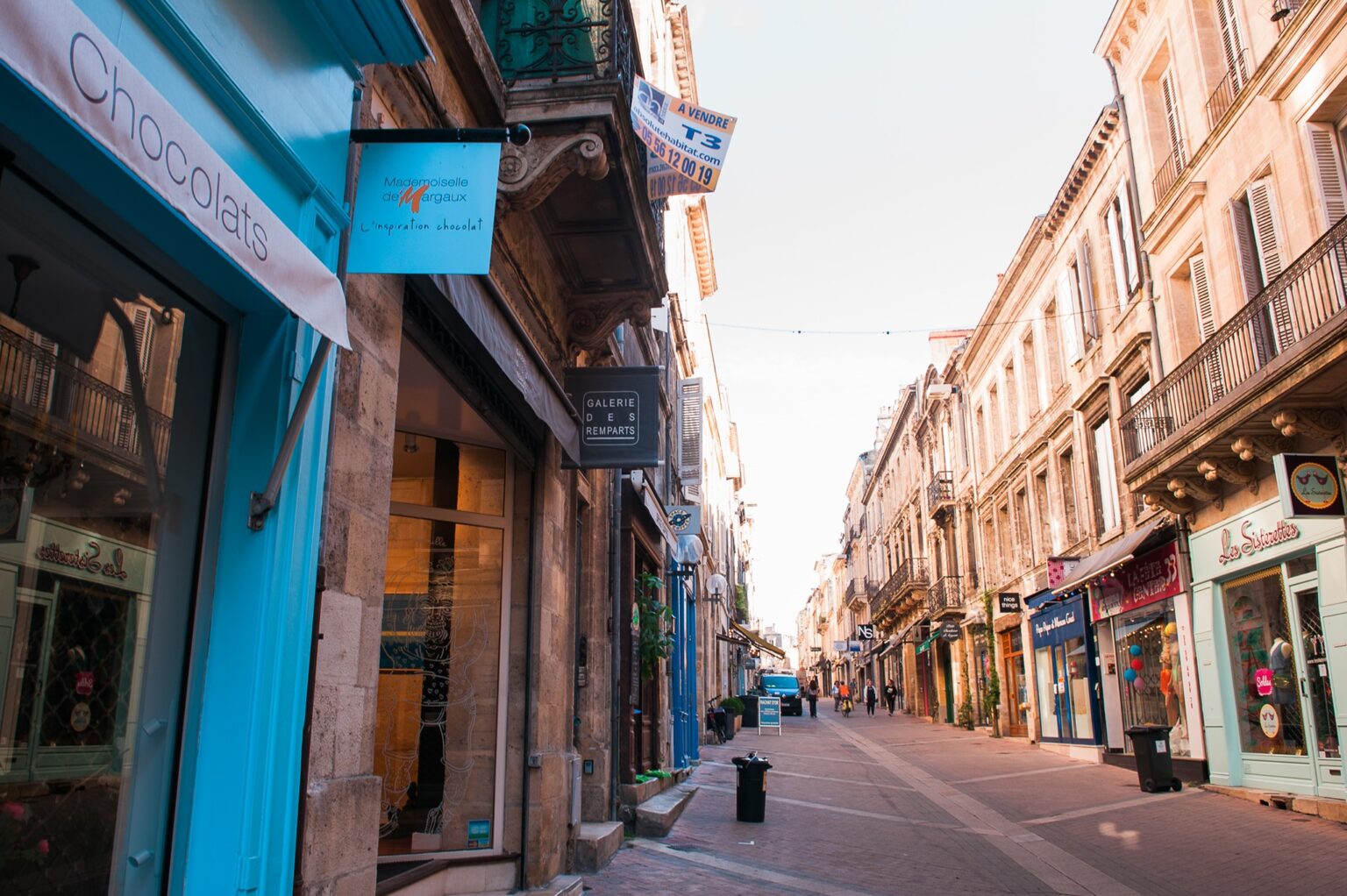 La rue des Remparts, une rue commerçante et historique de Bordeaux