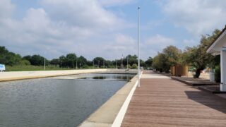 Envie de te rafraîchir ? Le grand bassin d’eau de mer près de Bordeaux rouvre ses portes !