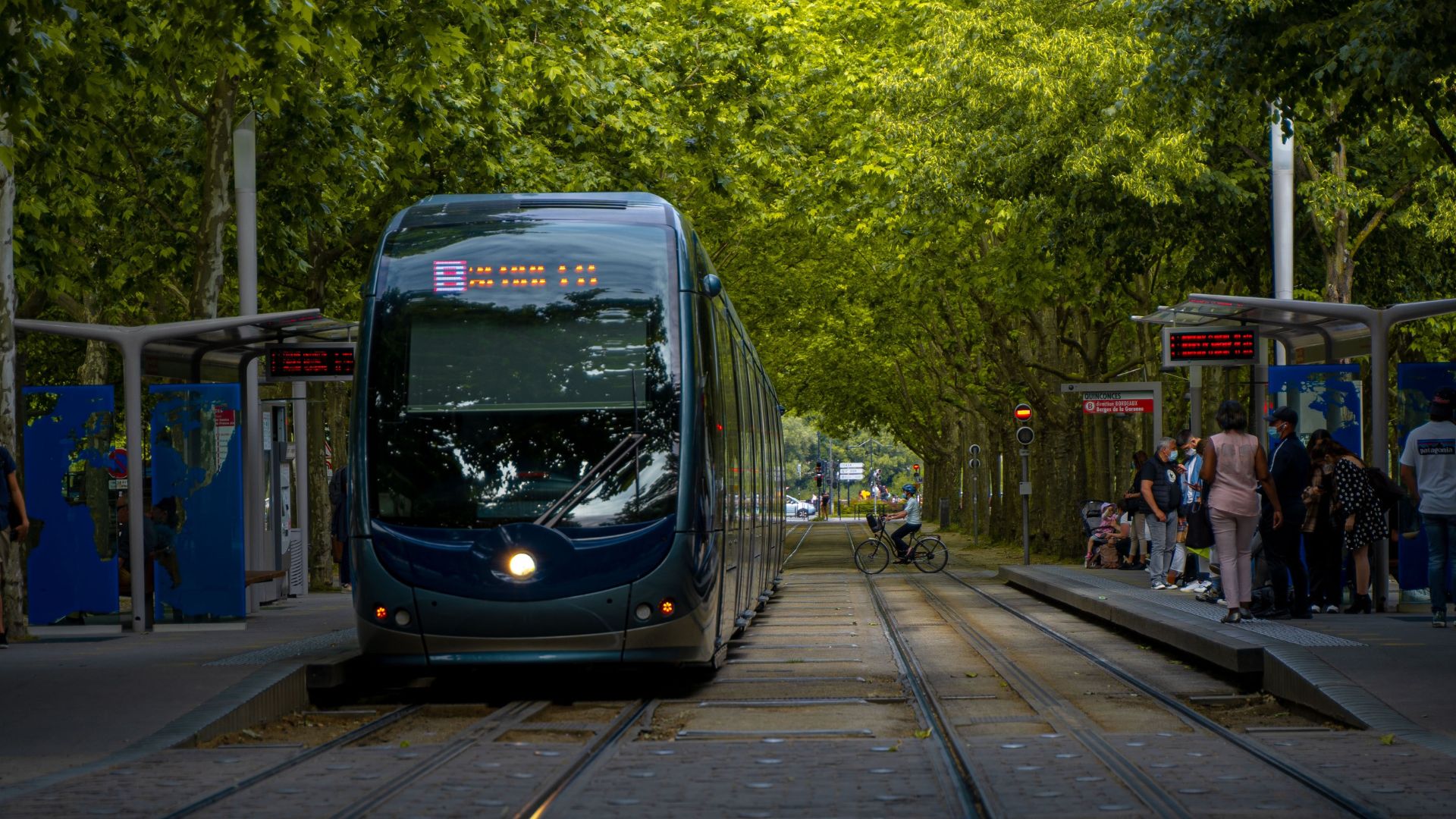 À Bordeaux, tu peux valider ton ticket de tram avant même de monter à ...