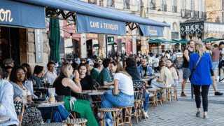 La Ville de Bordeaux condamnée pour le vacarme des terrasses de bars sur les quais