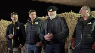 Bordeaux : Philippe Etchebest apporte son soutien aux agriculteurs mobilisés sur un barrage