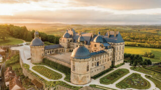 Château de Hautefort : l’élégance classique au cœur du Périgord