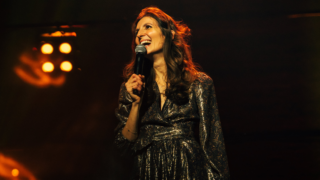 Marine Léonardi : l’humoriste revient à Bordeaux pour conquérir l’Arkéa Arena