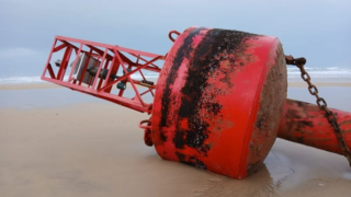 Insolite : une bouée canadienne échoue sur la côte girondine !