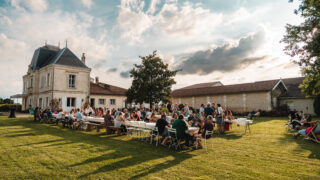 Château Grand Corbin à Saint-Émilion : un été entre vins, poterie, musique et grandes tablées !
