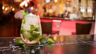 Bordeaux accueille le Festival du Mojito avec cocktails, musique et ambiance caliente