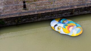 Bordeaux : une étonnante œuvre de street art flotte aux Bassins à flot