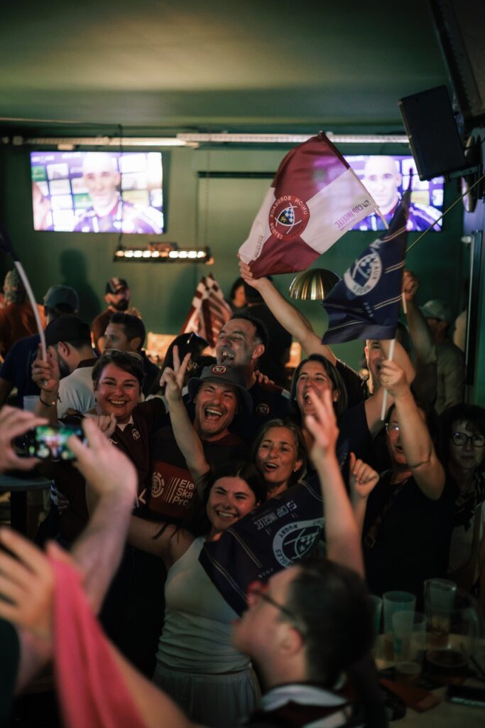 Une salle comble, des drapeaux levés et des supporters en fusion : l’ambiance du Connor’s Australian Sports Bar lors des grands rendez-vous sportifs ne laisse personne indifférent.